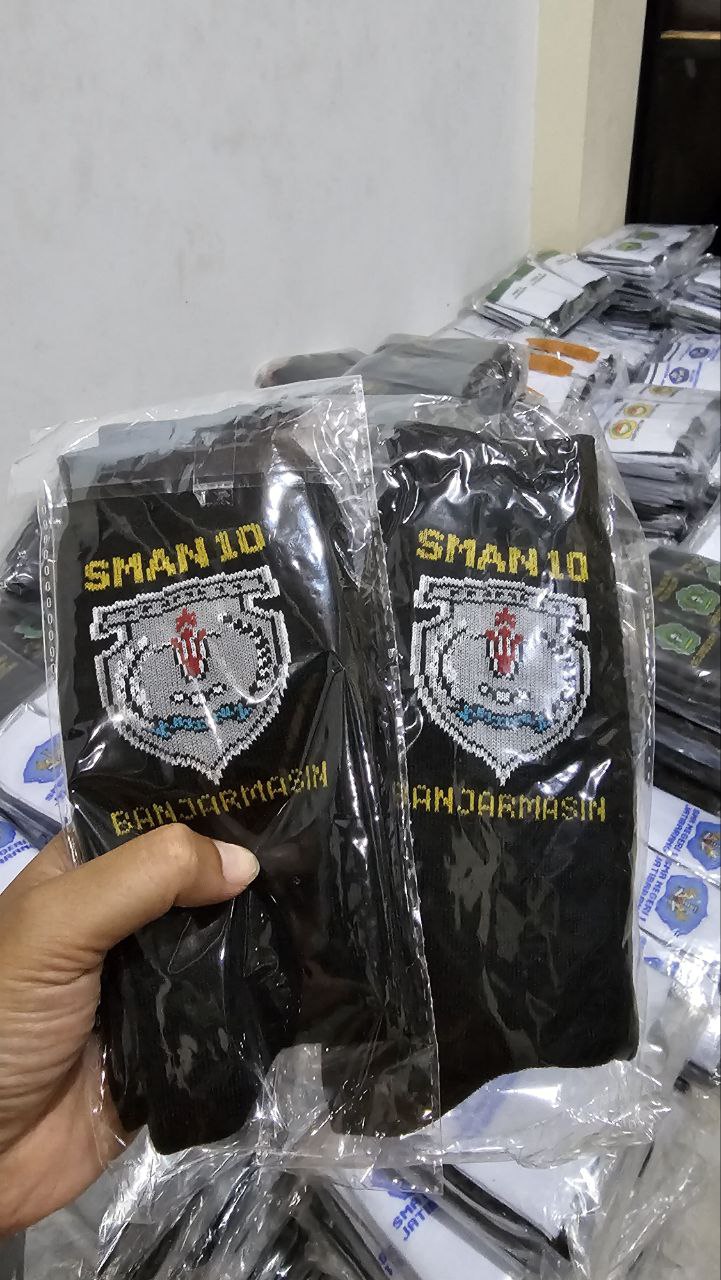 Kaos kaki hitam dengan Logo sekolah custom